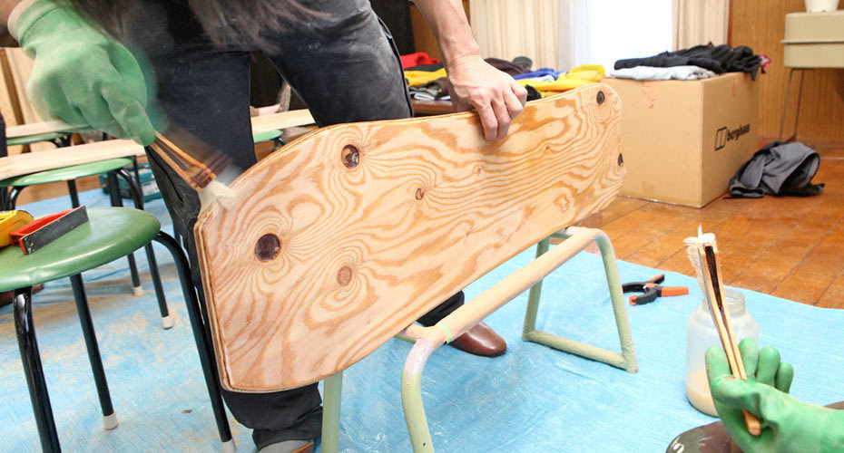 雪板にニスを塗る