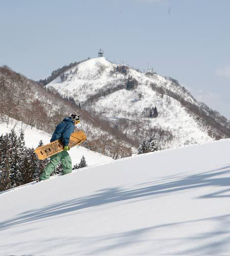 雪板を持ってハイク