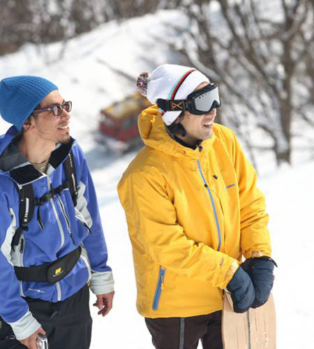 他の人の雪板滑走を観戦